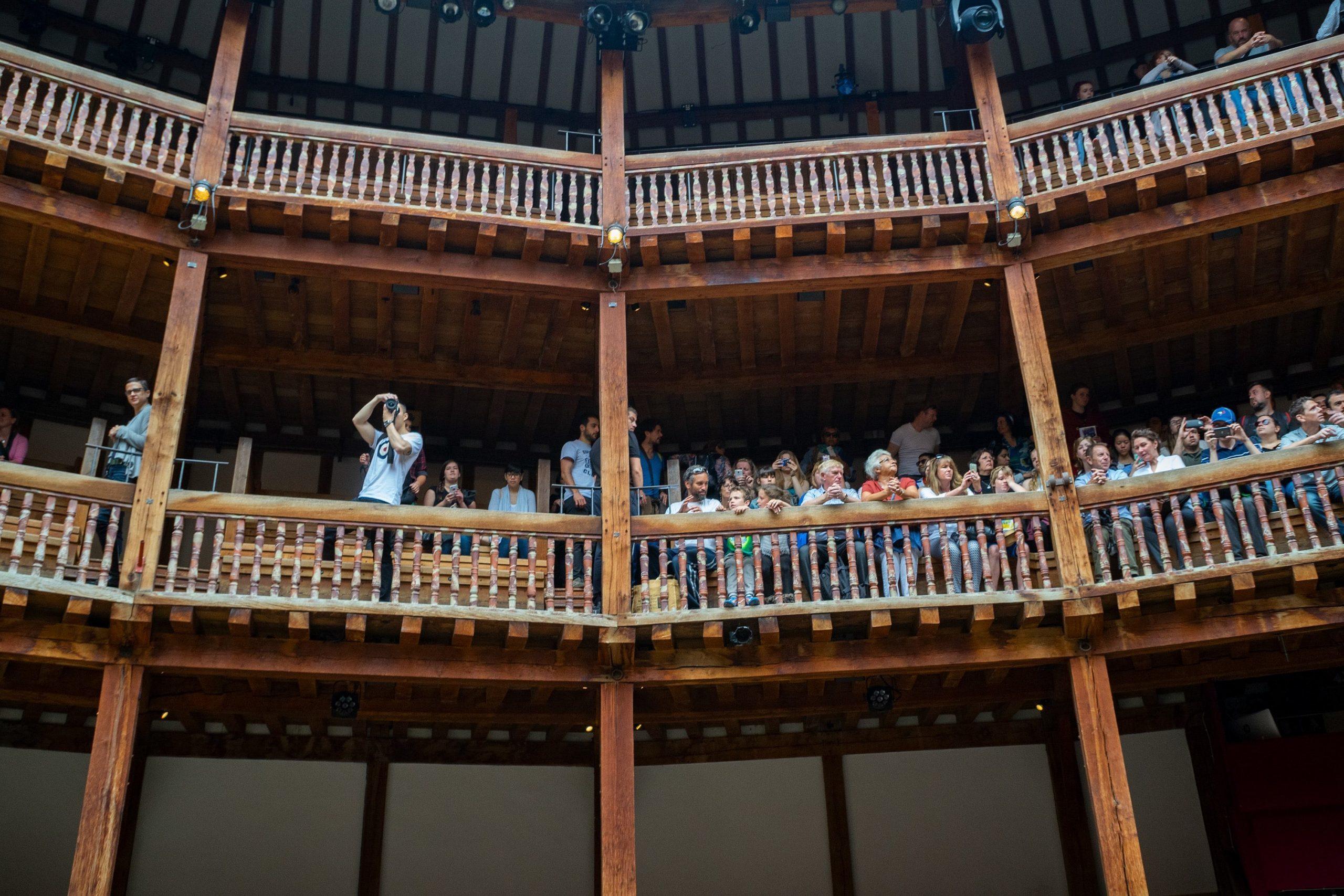 Globe_Theatre_Man_Taking_Photograph
